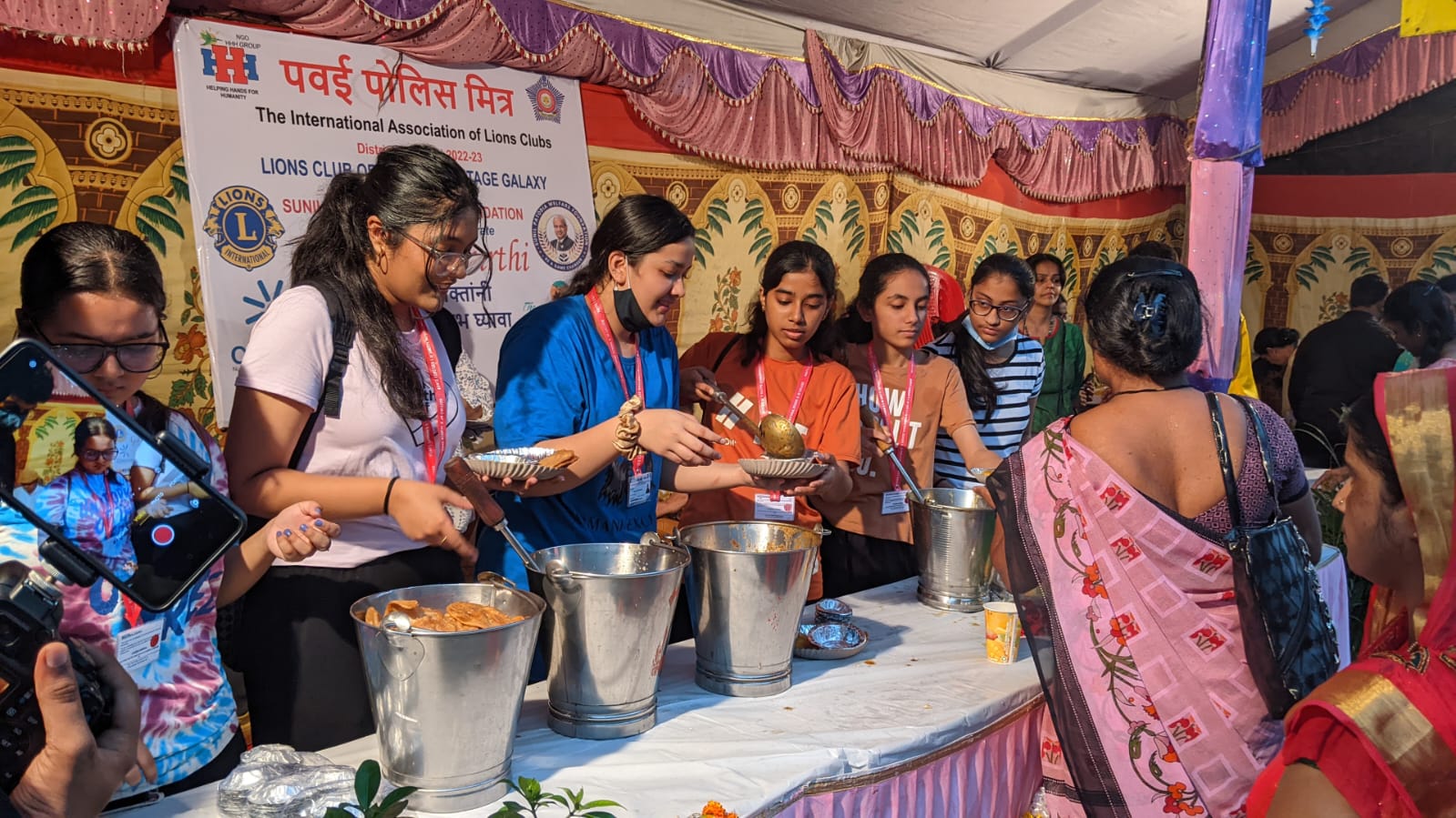 Helping Hands for Humanity and Powai Police Mitra organised Grand Bhandara